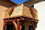 Aufstellen eines Balkons aus Massivholz, freistehend, mit Ankersicherung