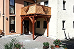 Aufstellen eines Balkons aus Massivholz, freistehend, mit Ankersicherung