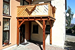 Aufstellen eines Balkons aus Massivholz, freistehend, mit Ankersicherung